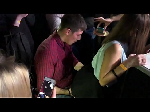 ❤️ Sexo real numa discoteca russa. Rapariga russa de 18 anos no ânus e vagina fodida numa discoteca ❤️❌ Porno porno em pt.oldsex.ru